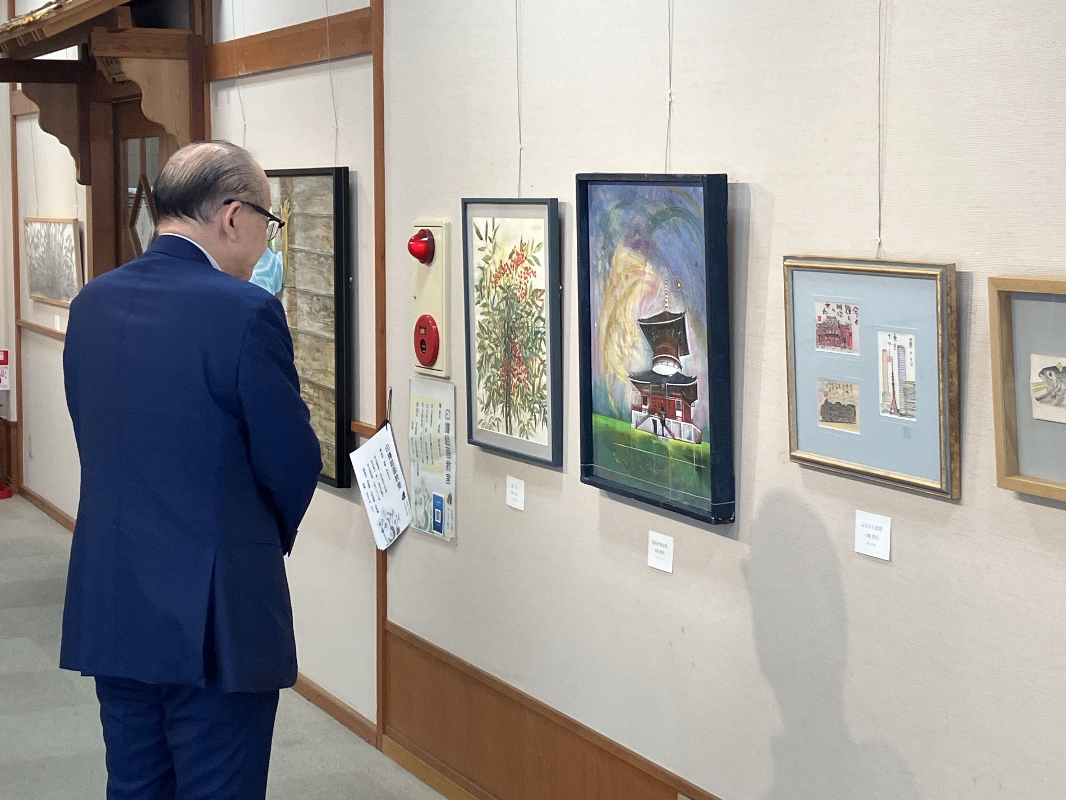 絵画を鑑賞している様子
