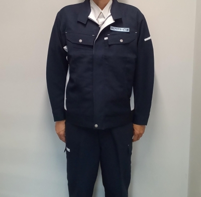 従事者が着用する紺色長袖の制服