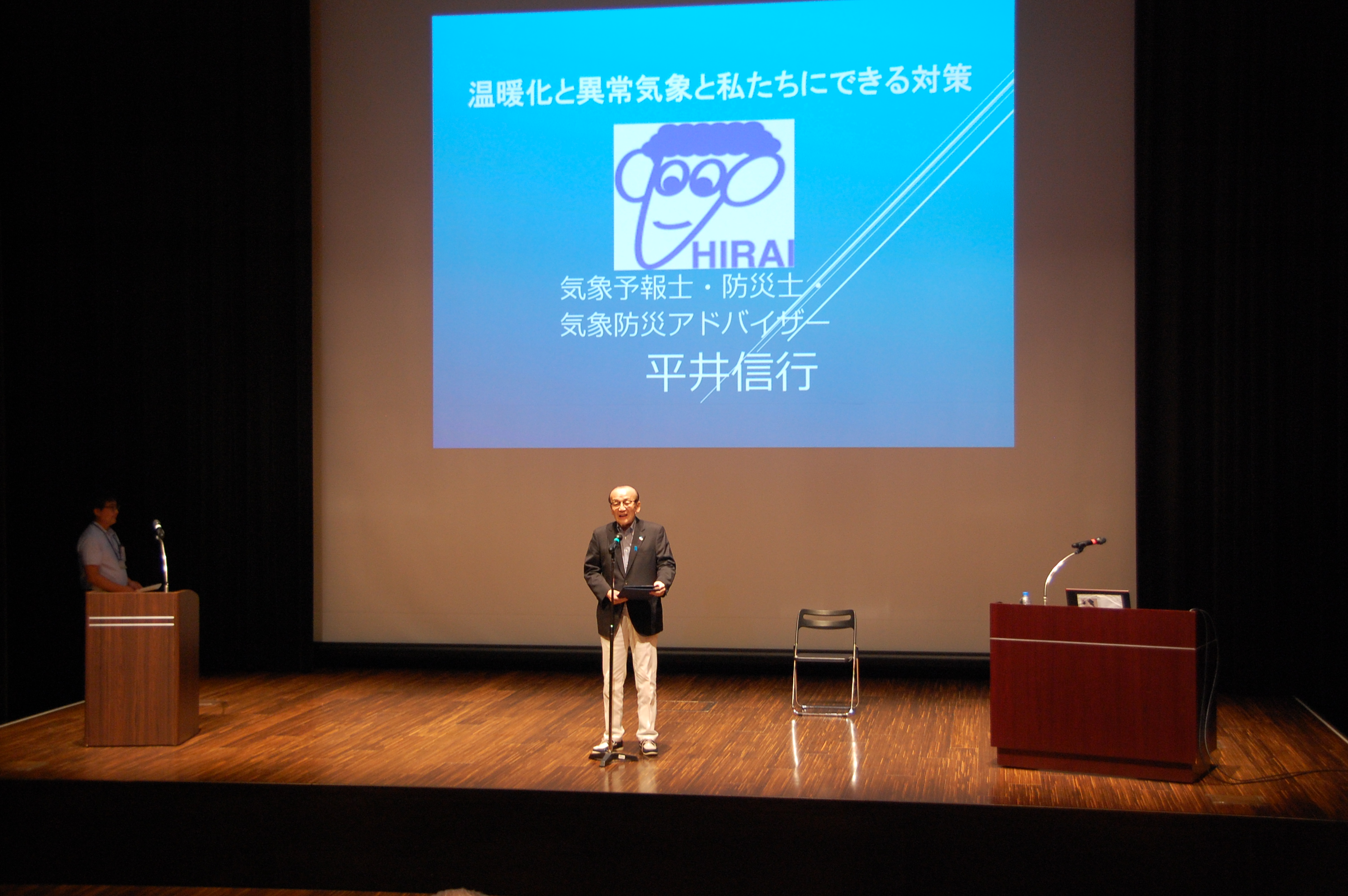 挨拶をしている様子