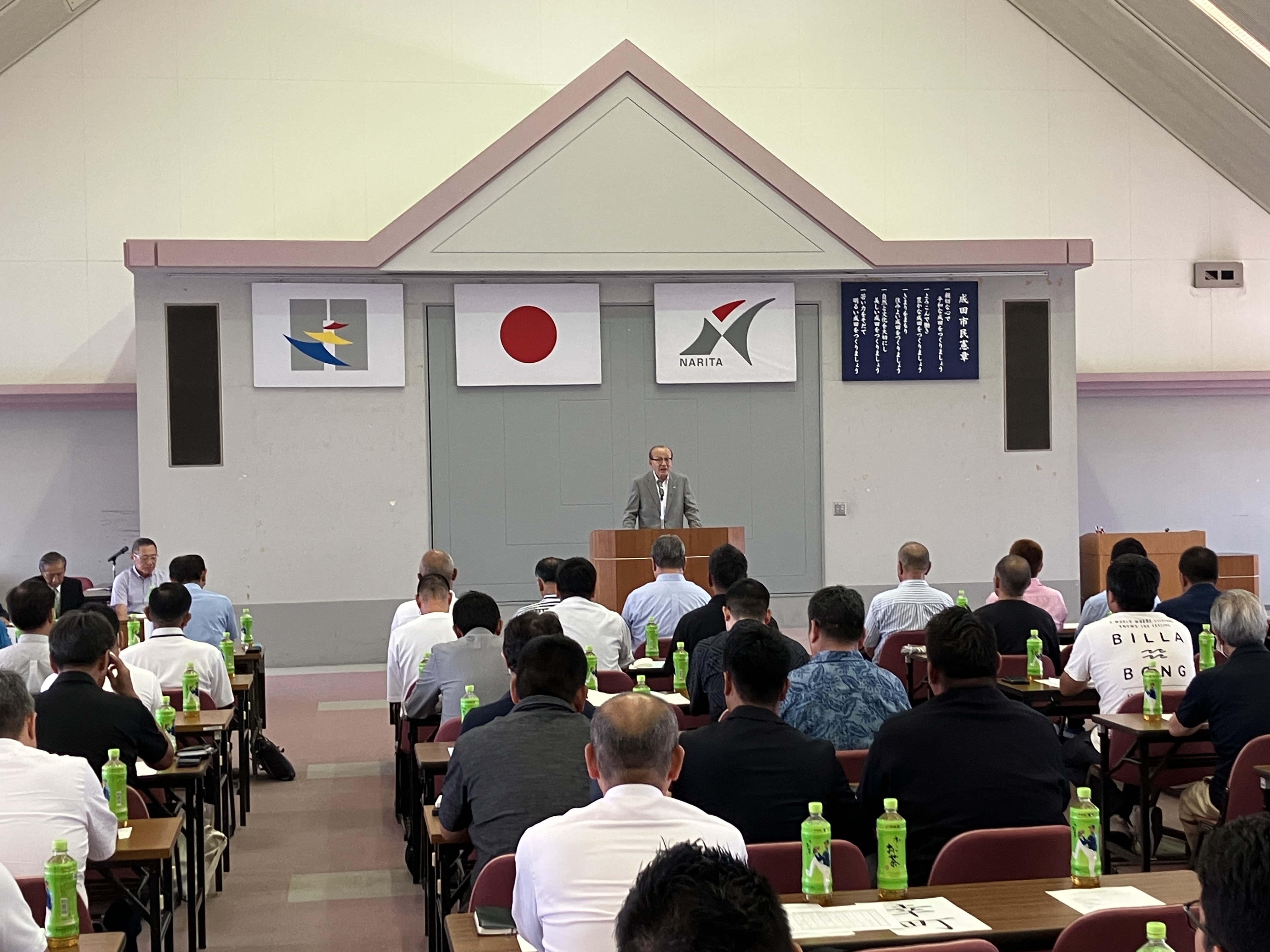 挨拶をしている様子