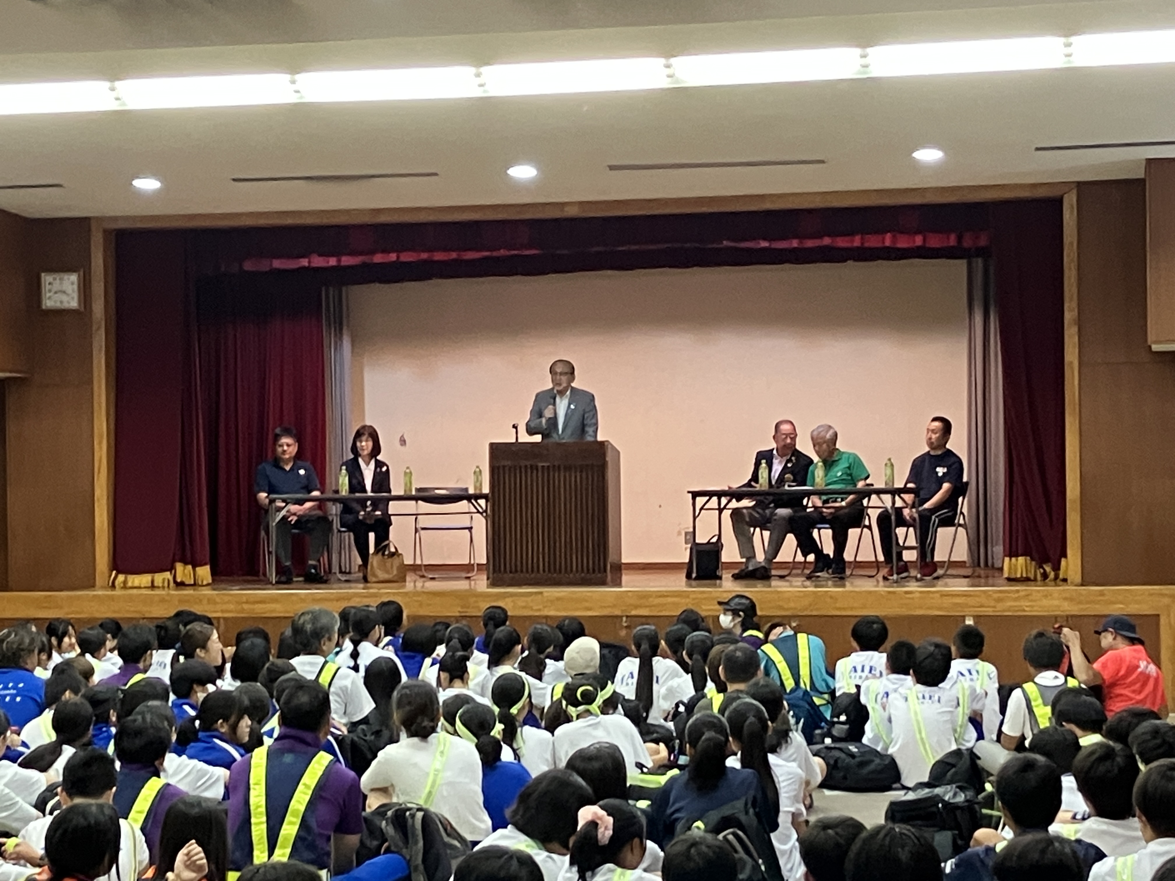 挨拶をしている様子