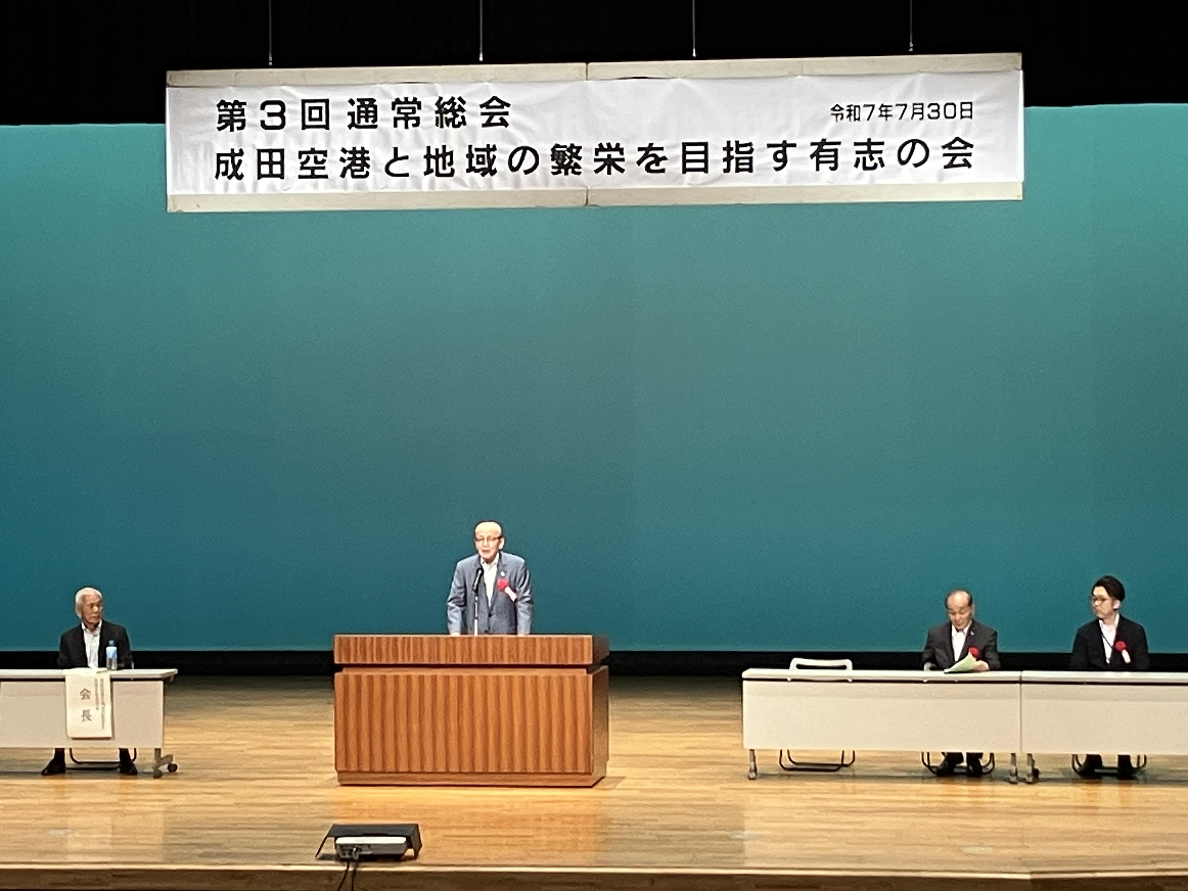挨拶をしている様子
