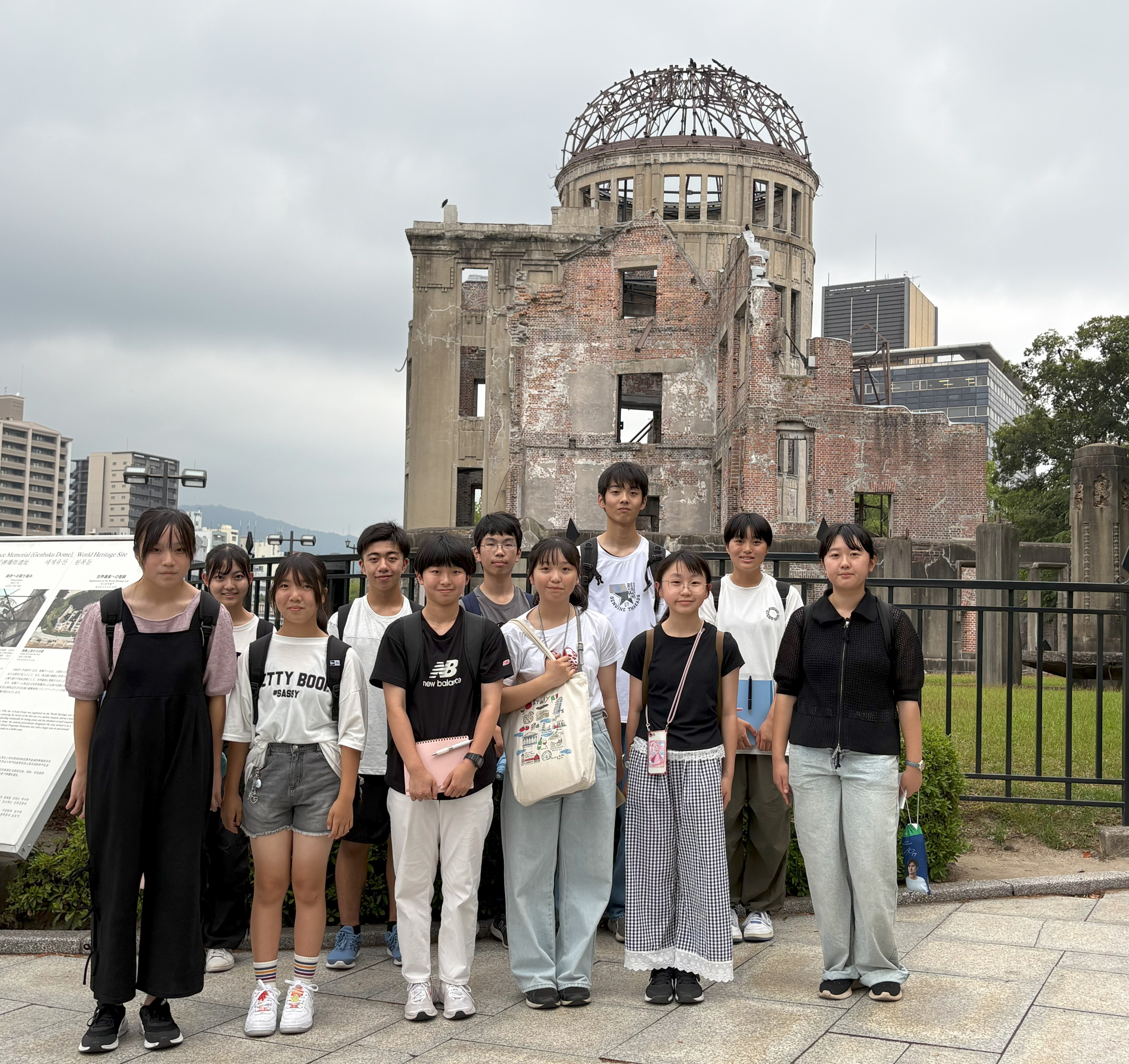 原爆ドームと折り鶴平和使節団