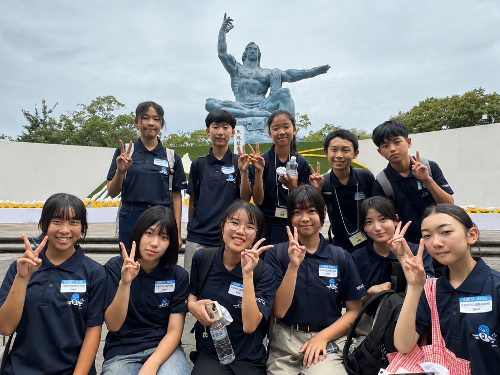 平和祈念像と折り鶴平和使節団