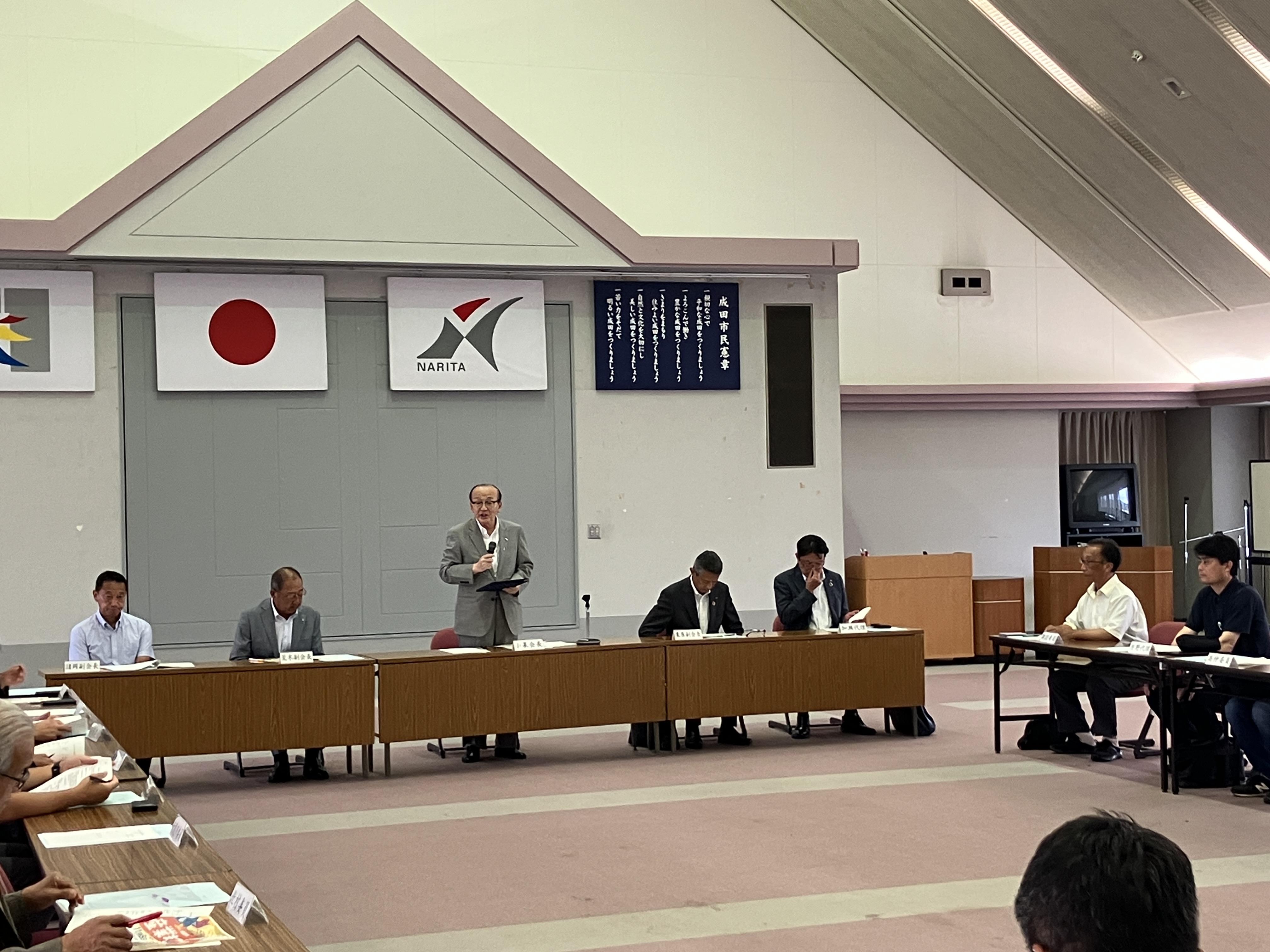 挨拶をしている様子