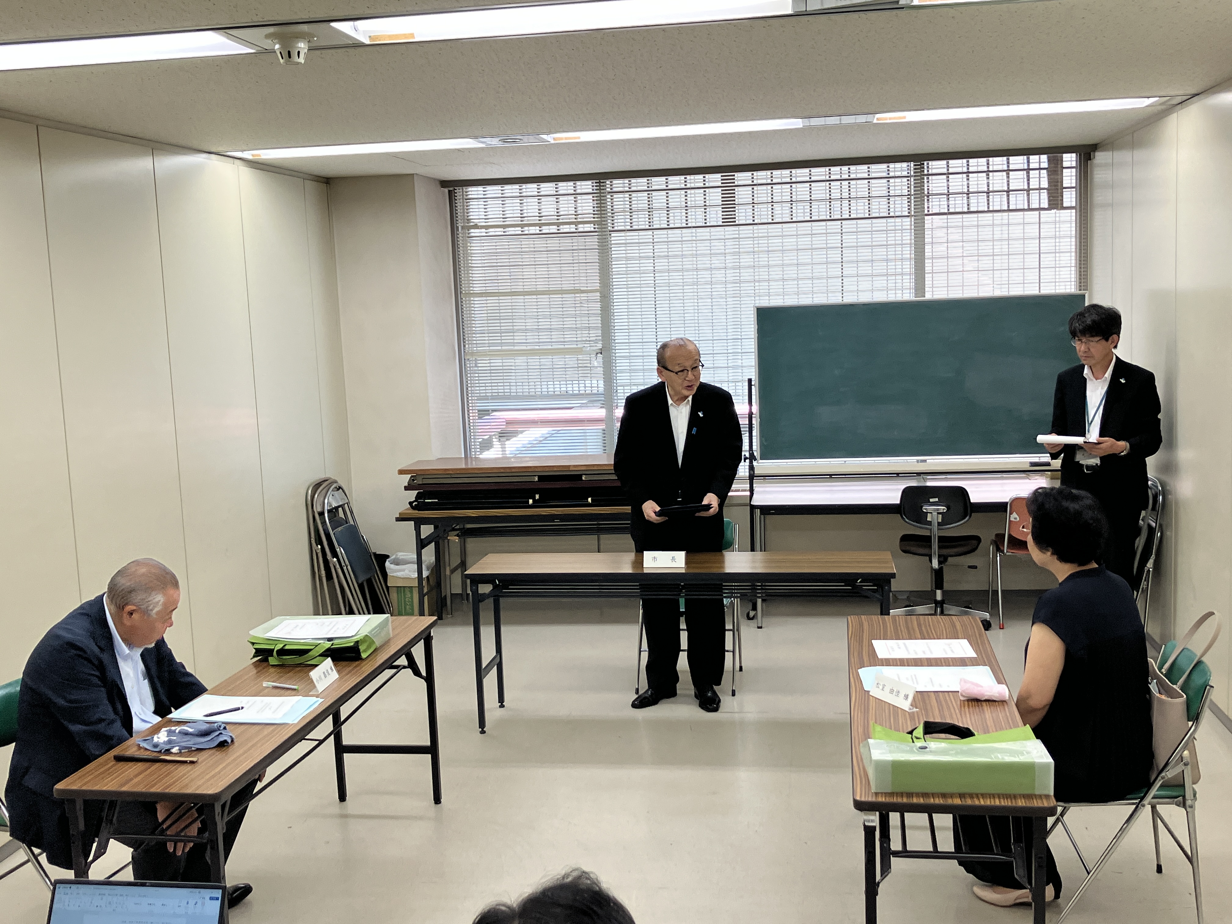 挨拶をしている様子