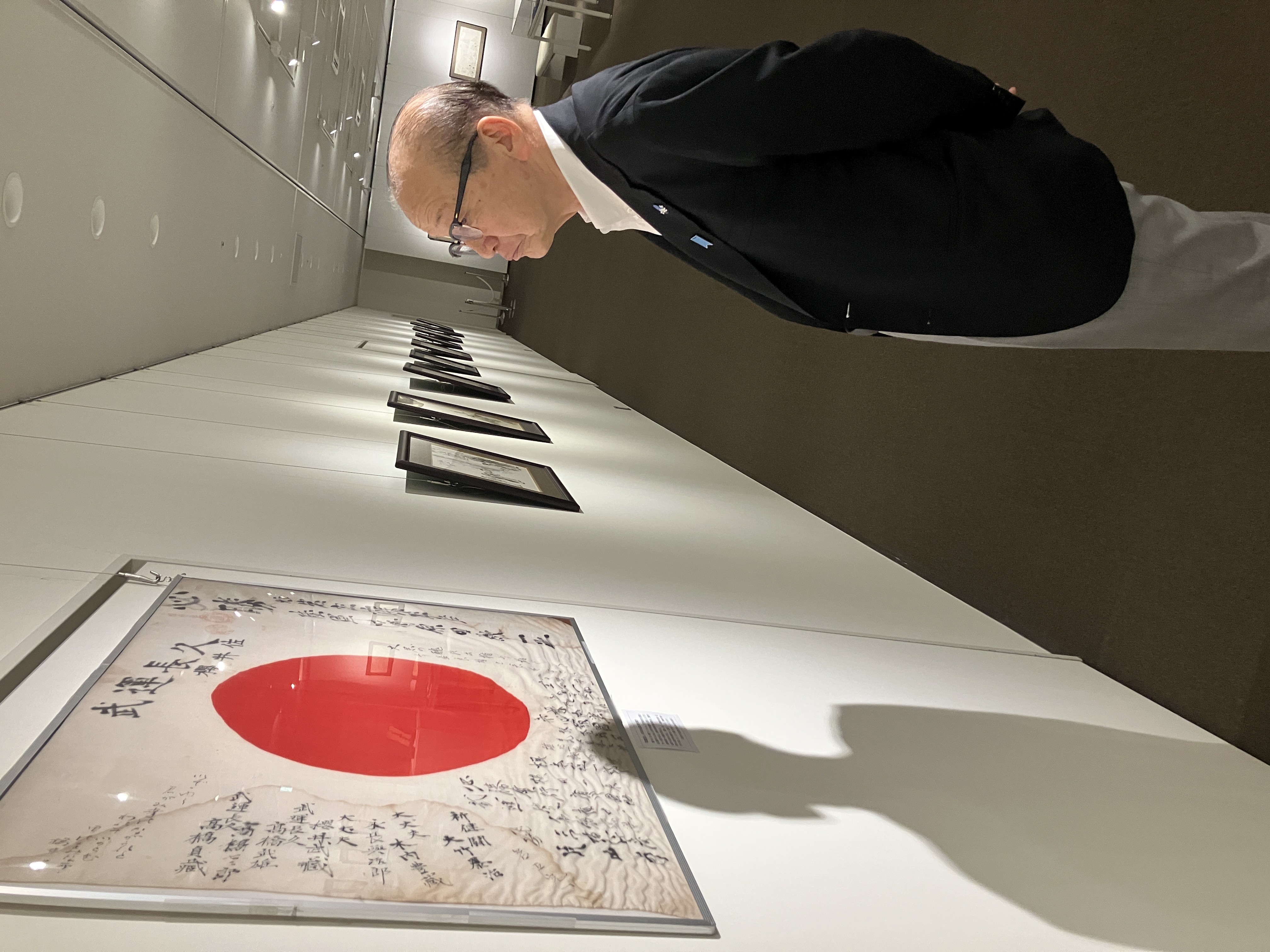 展示物を鑑賞している様子