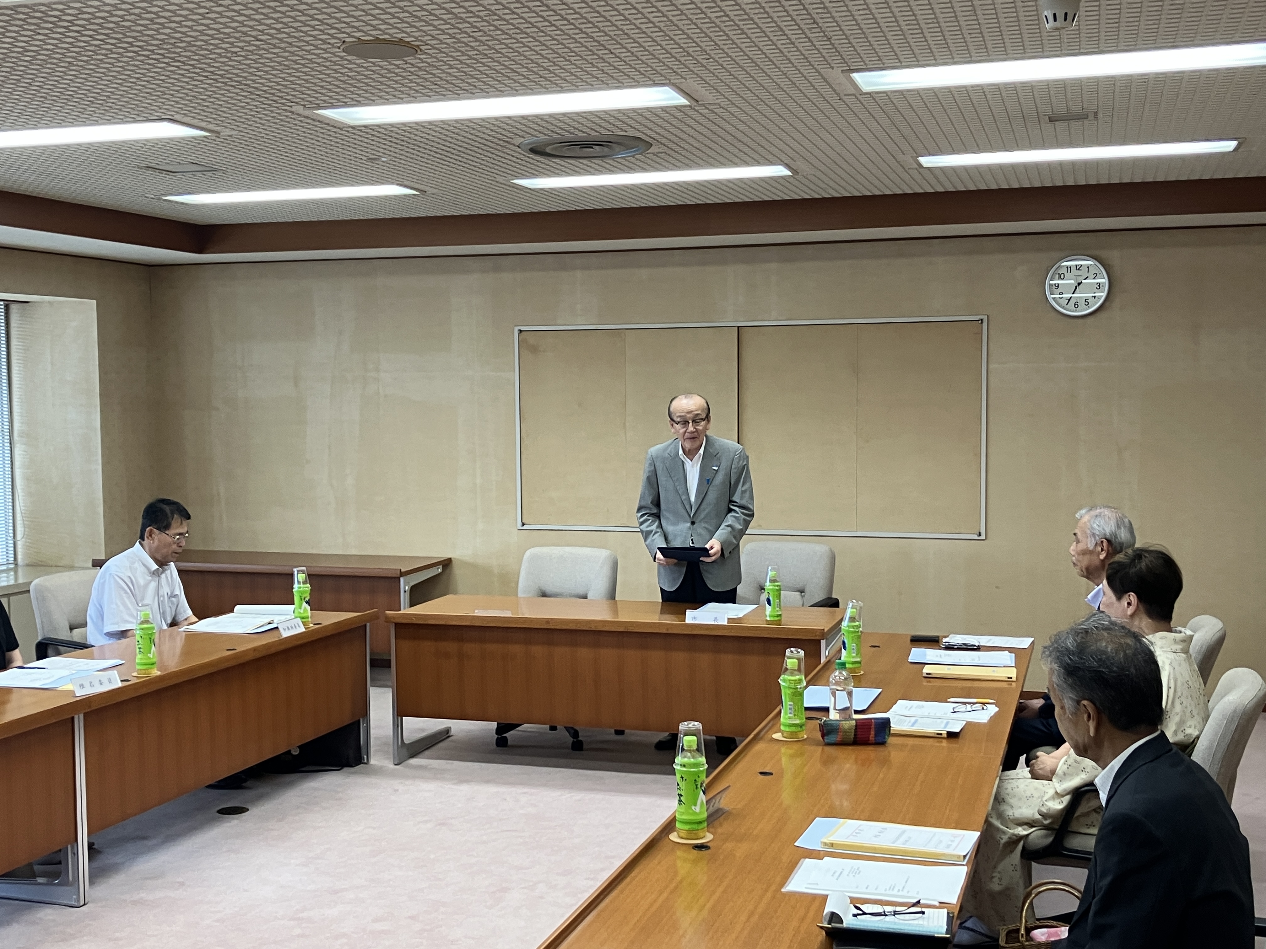 挨拶をしている様子