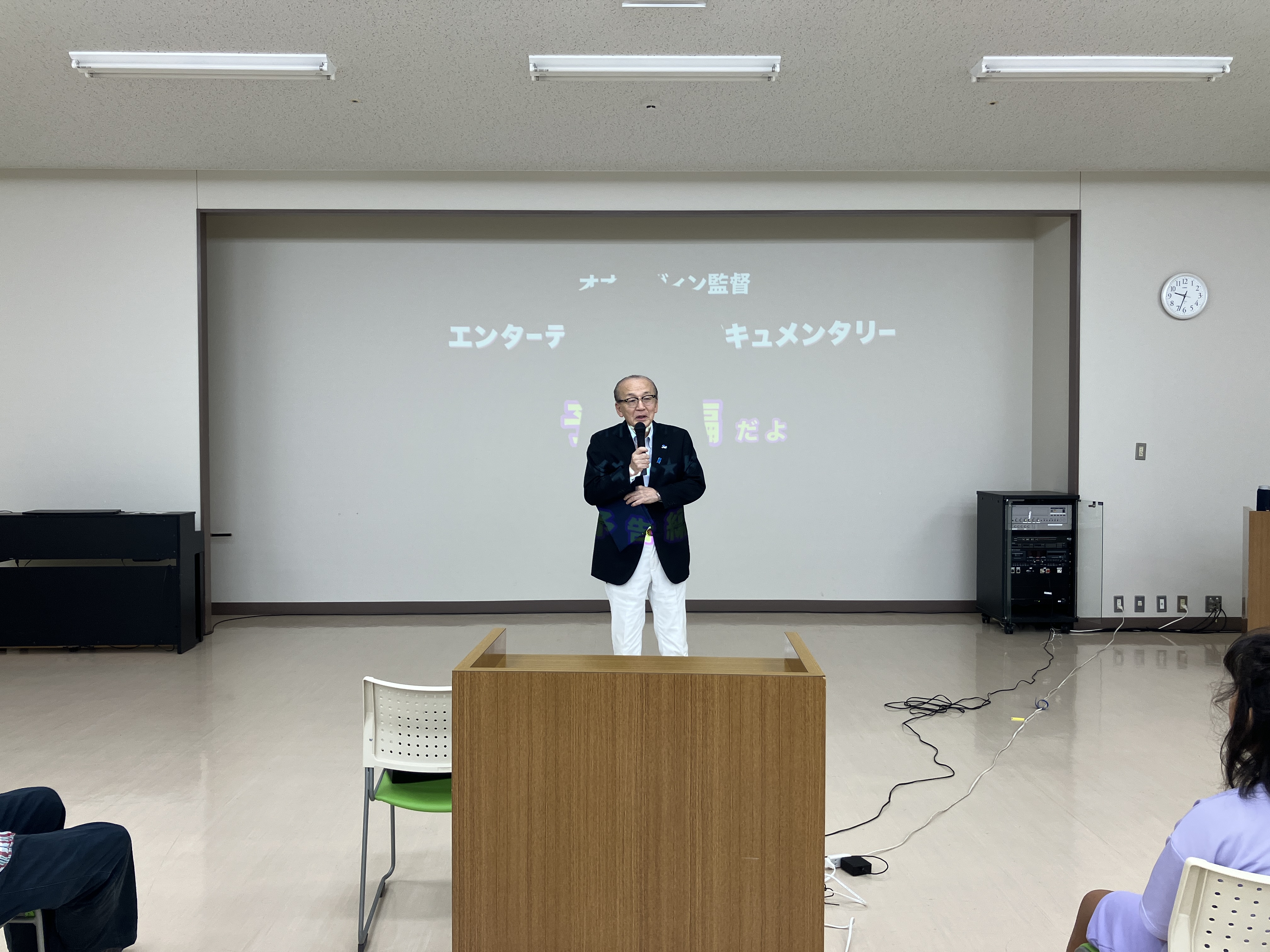挨拶をしている様子