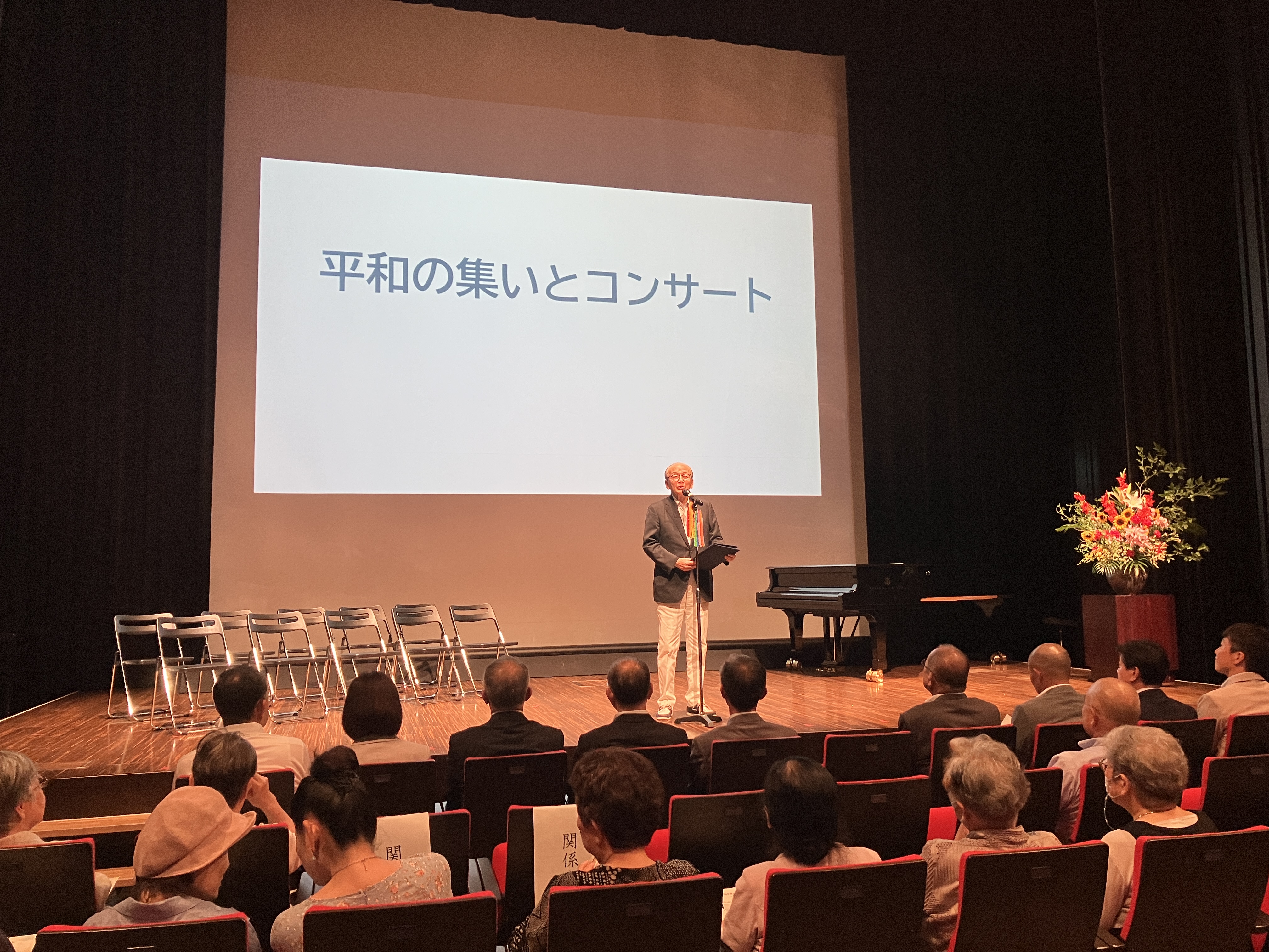 挨拶をしている様子