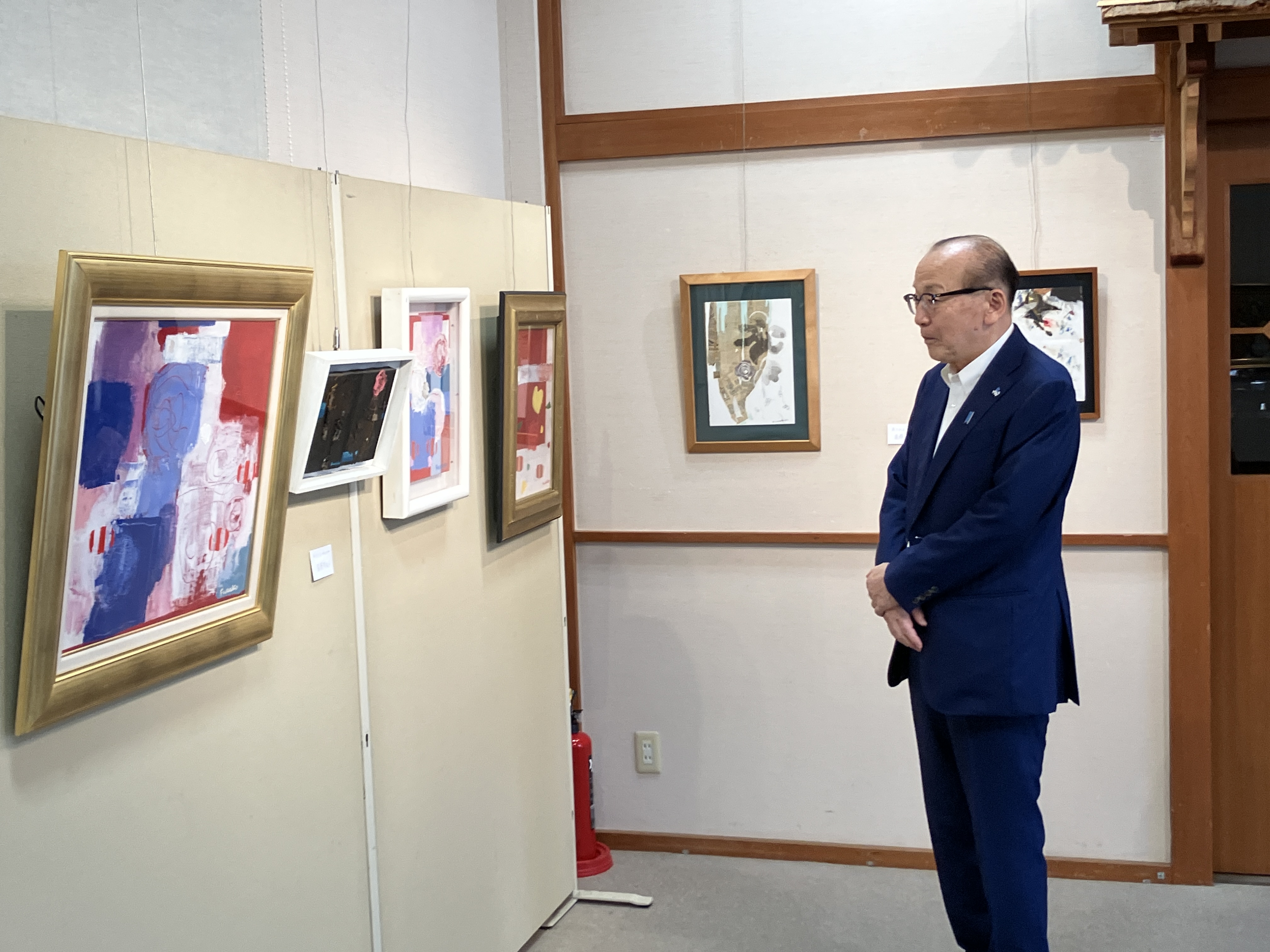 作品を鑑賞している様子