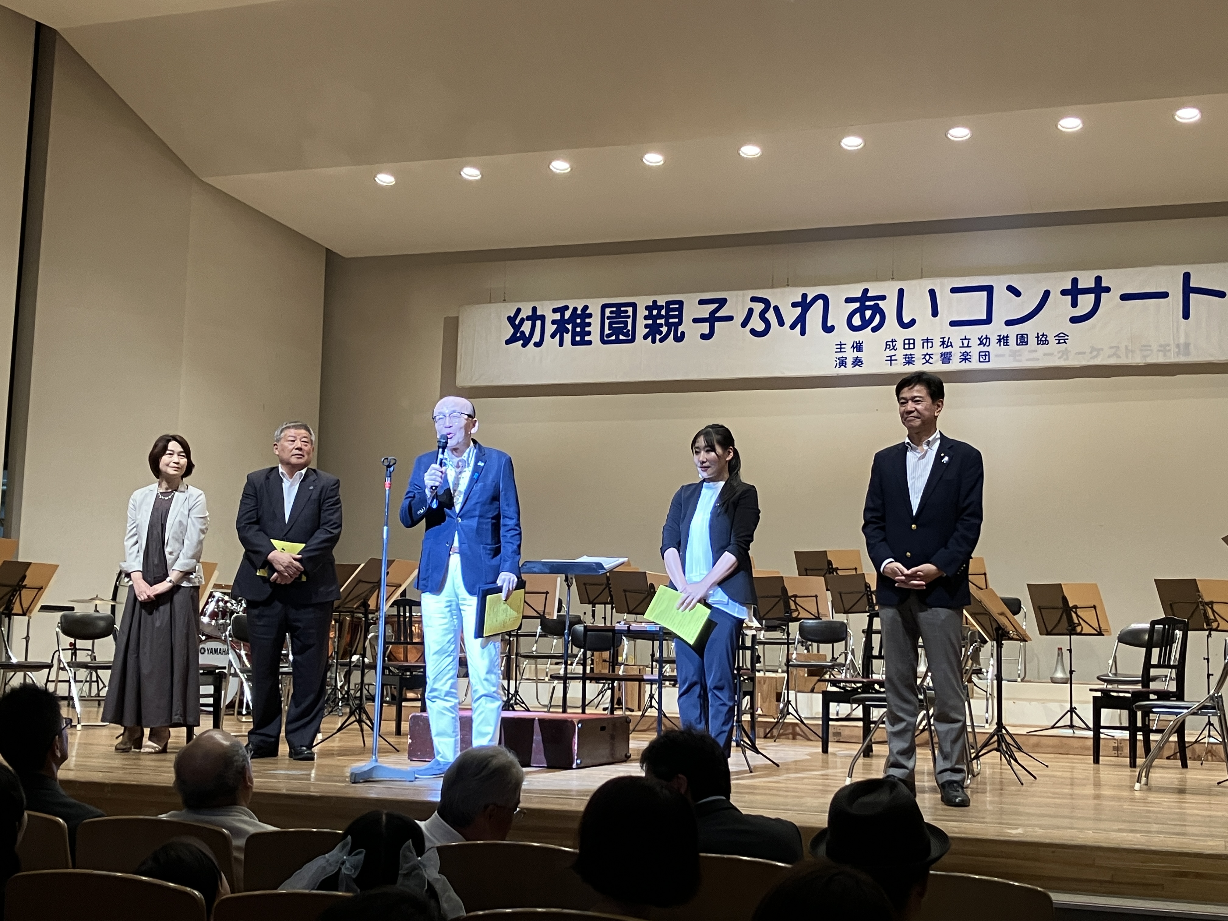挨拶をしている様子