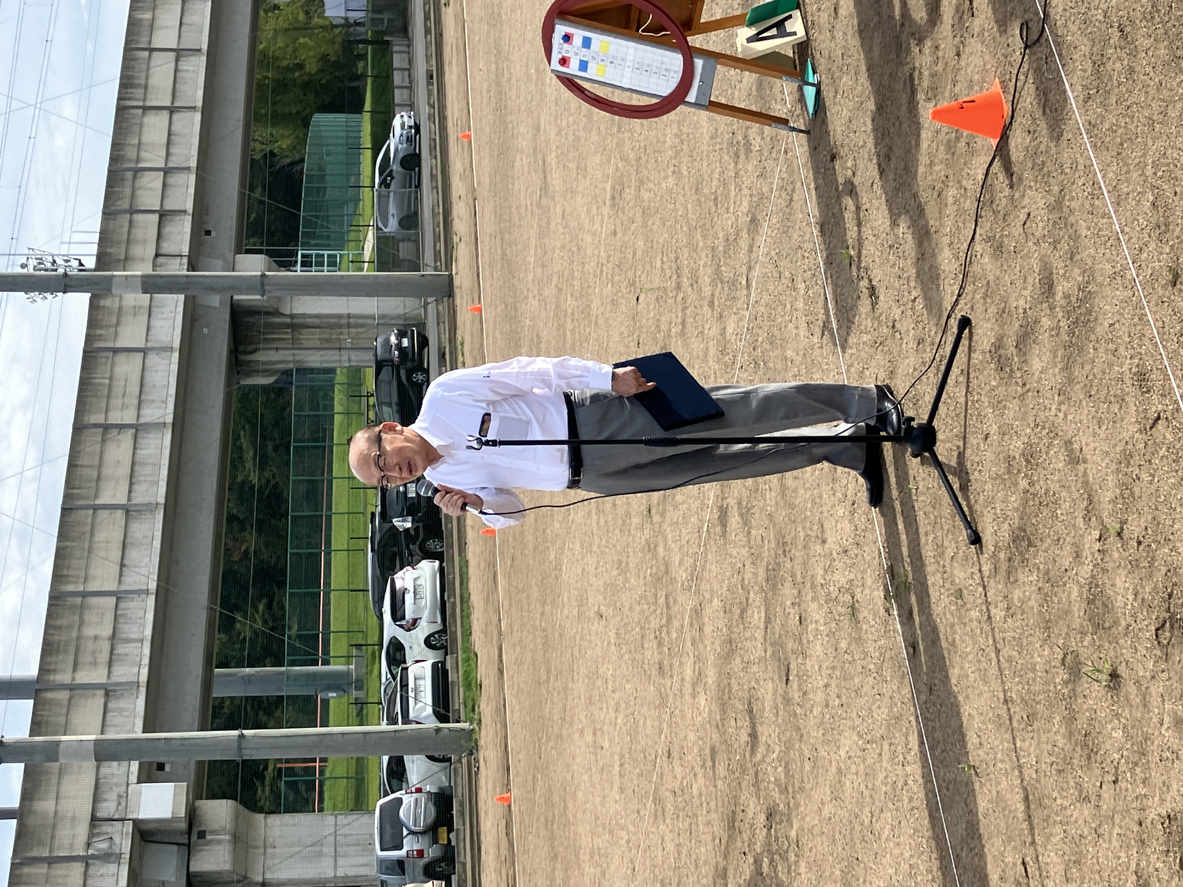 挨拶をしている様子