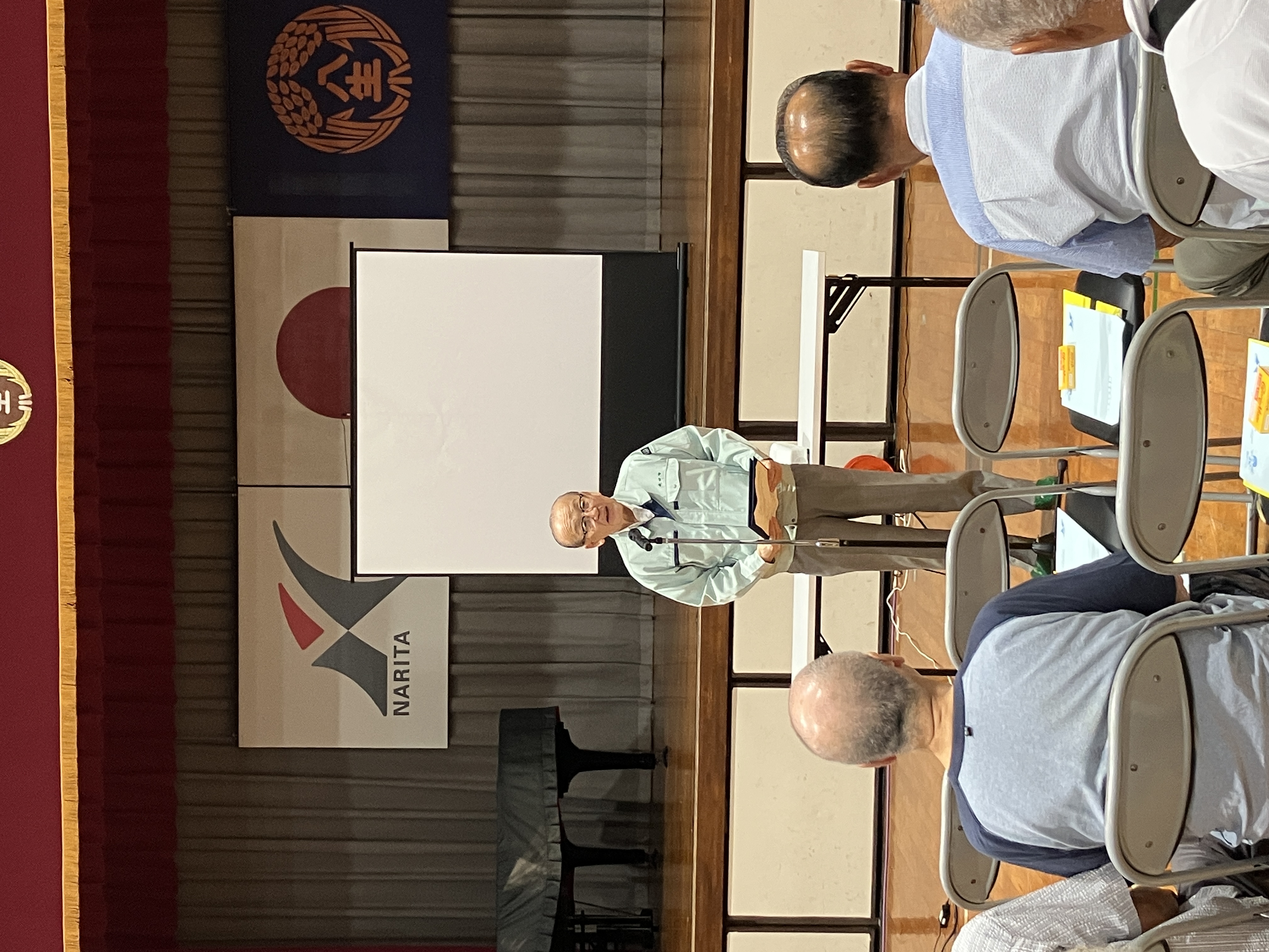 挨拶をしている様子