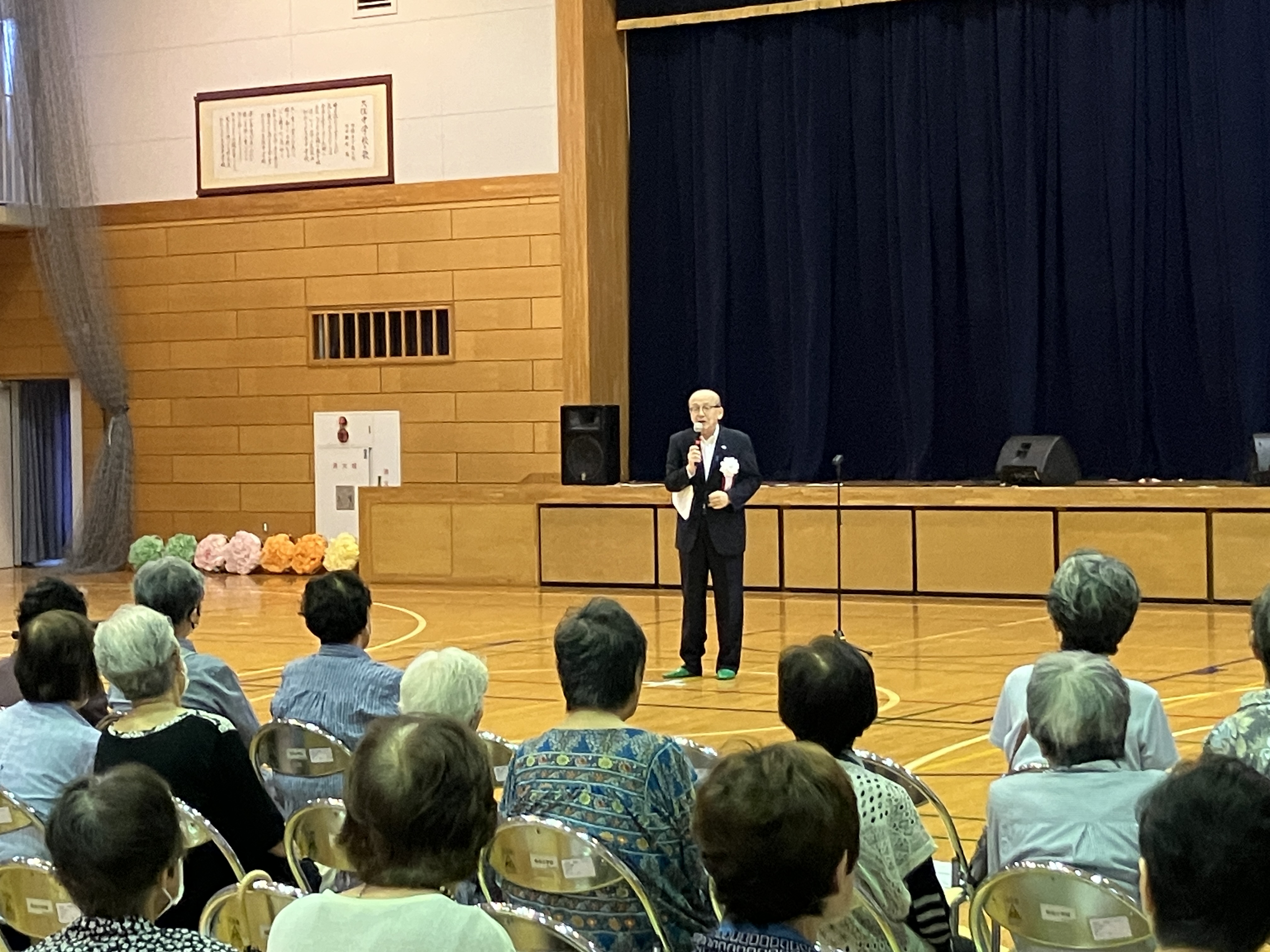 挨拶をしている様子