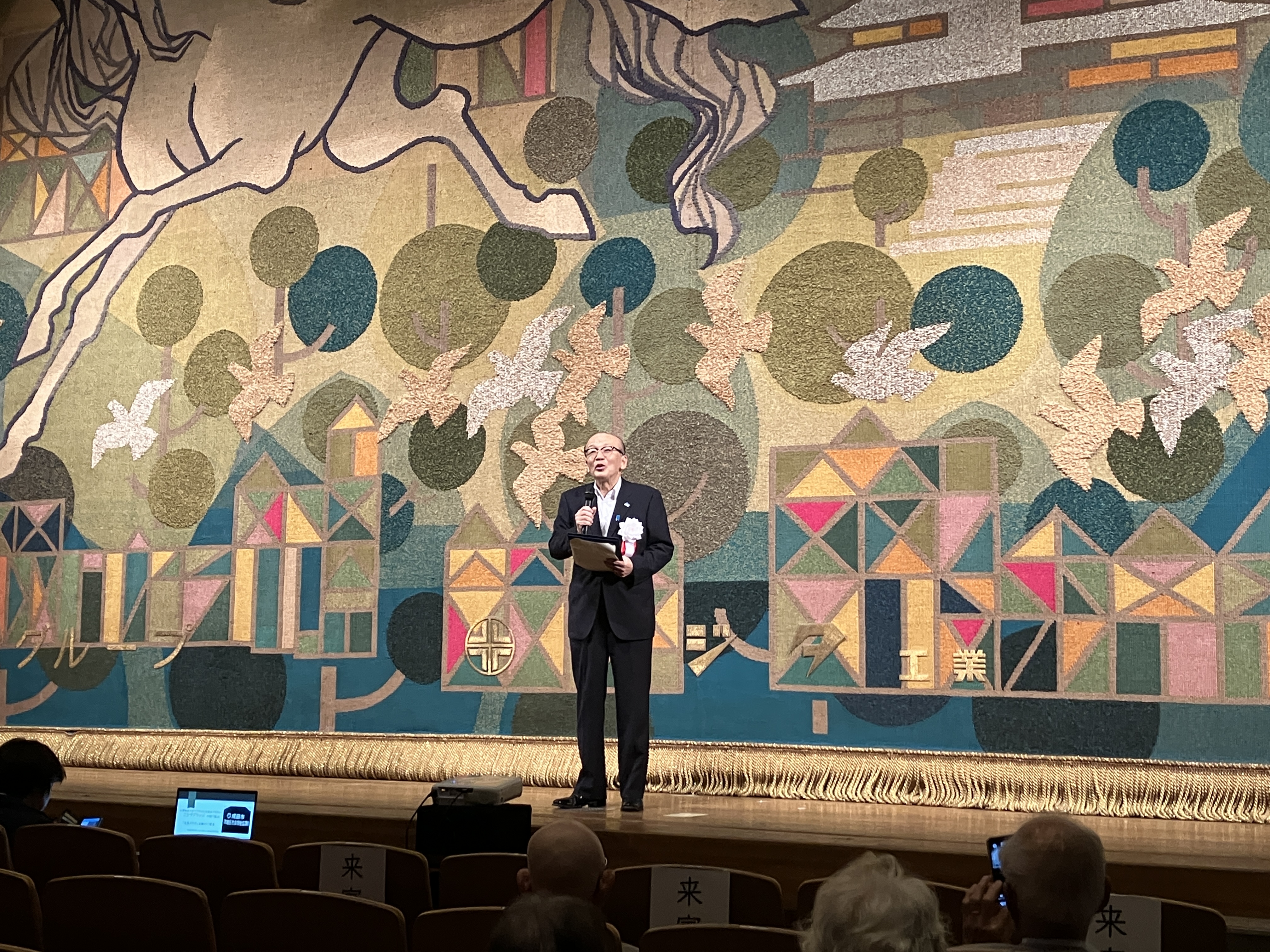 挨拶をしている様子