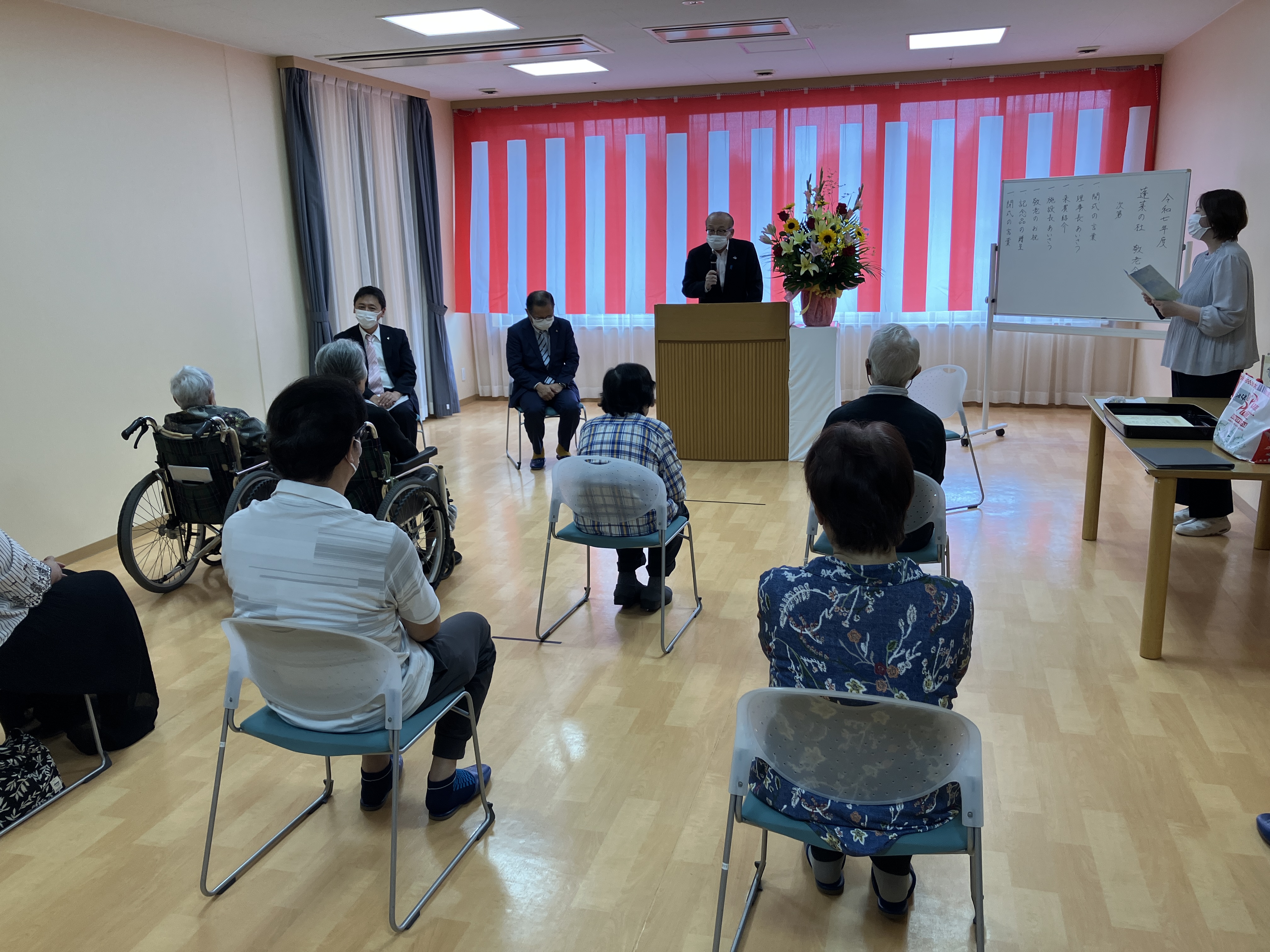 挨拶をしている様子