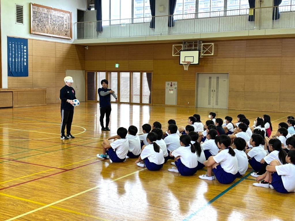 ブラインドサッカー選手から児童に対し、競技を始めたきっかけや競技の特徴などを説明する様子