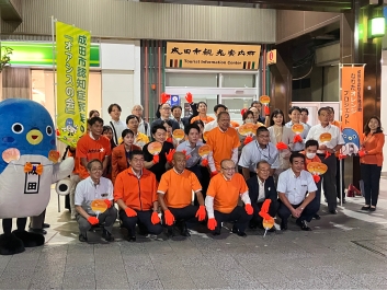 記念撮影を行う様子