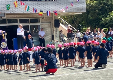 挨拶を述べる様子