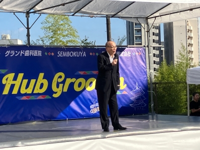 挨拶を述べる様子