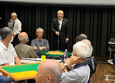 挨拶を述べる様子