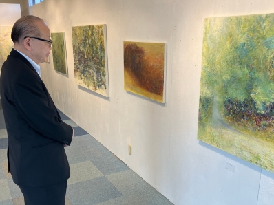 作品を鑑賞する様子