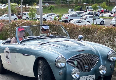 クラシックカーに乗車する様子