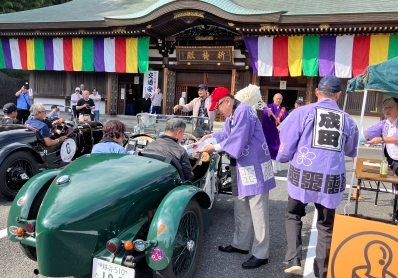 チェックポイントで通過証を渡す様子