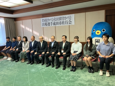 記念撮影を行う様子