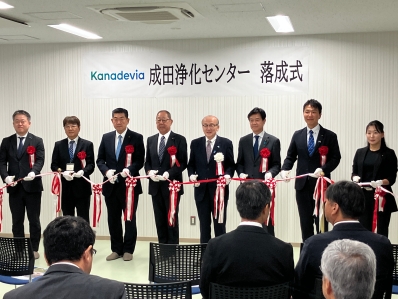 テープカットを行う様子