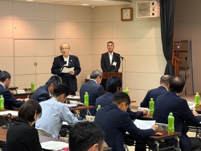 挨拶を述べる様子