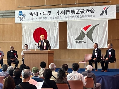 挨拶を述べる様子