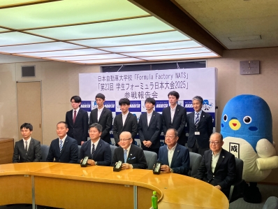 関係者と記念撮影を行う様子