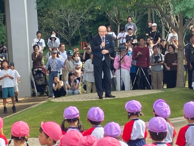 挨拶を述べる様子