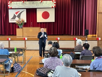 中郷地区敬老会で挨拶を述べる様子