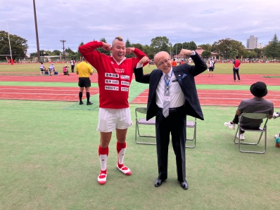 ラグビー芸人しんやさん記念撮影を行う様子