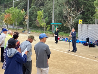 挨拶を述べる様子