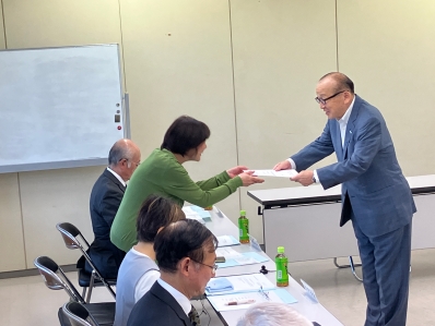 委嘱状を手渡す様子