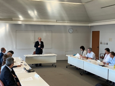 挨拶を述べる様子