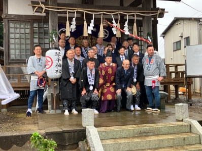 神事を終え記念撮影を行う様子