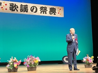 挨拶を述べる様子