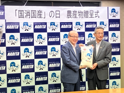 贈呈品のお米を手に記念撮影を行う様子