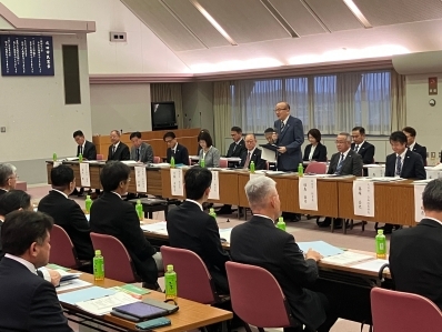 挨拶を述べる様子