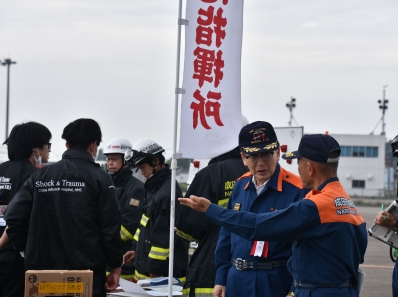 訓練の説明を受ける様子