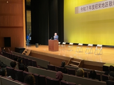 挨拶を述べる様子