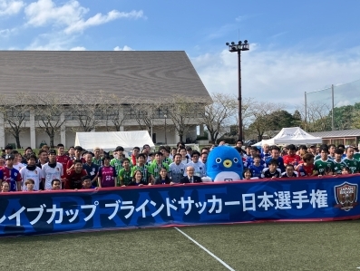 記念撮影を行う様子