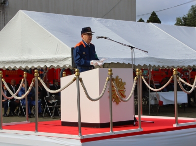 挨拶を述べる様子