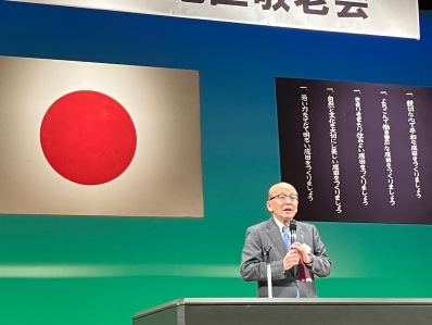 挨拶を述べる様子