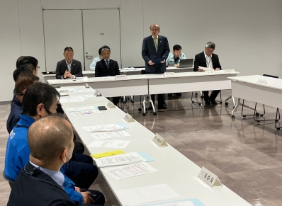 挨拶を述べる様子